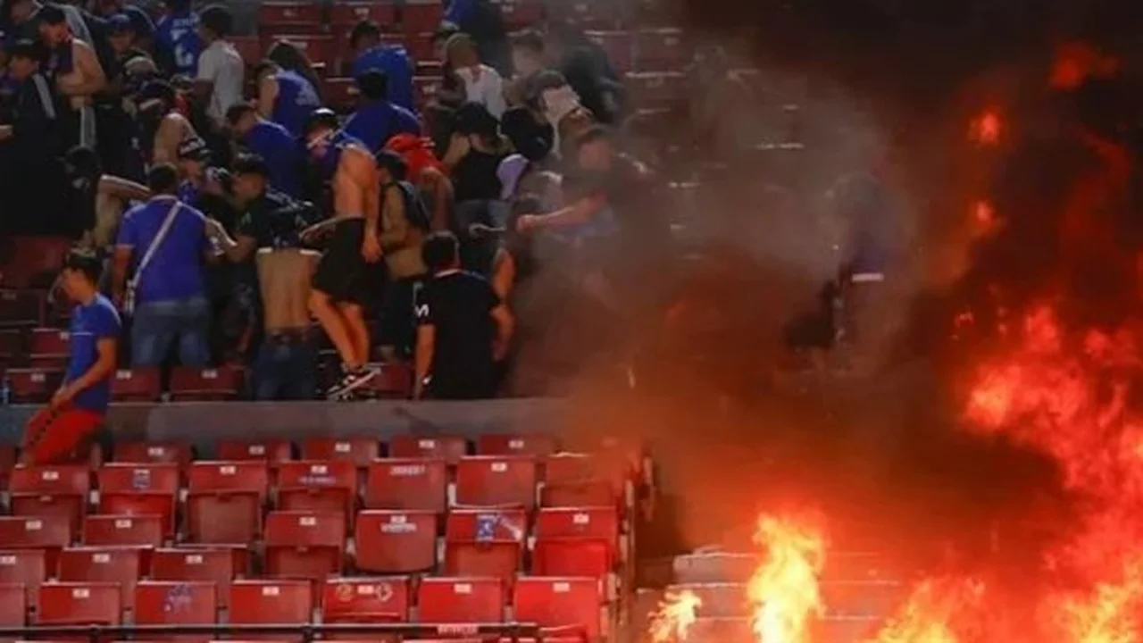 حريق بالمدرجات.. مشاهد مرعبة تهدد حياة آلاف الجماهير في ملاعب تشيلي